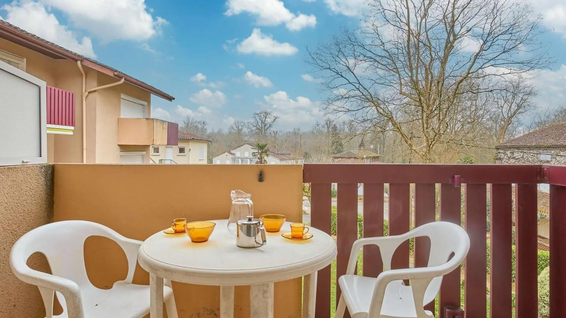 Charmant T1 bis pour 2 avec balcon et parking, proche parc thermal - FR-1-841-72 Казобон 0*, Барботан-ле-Терм